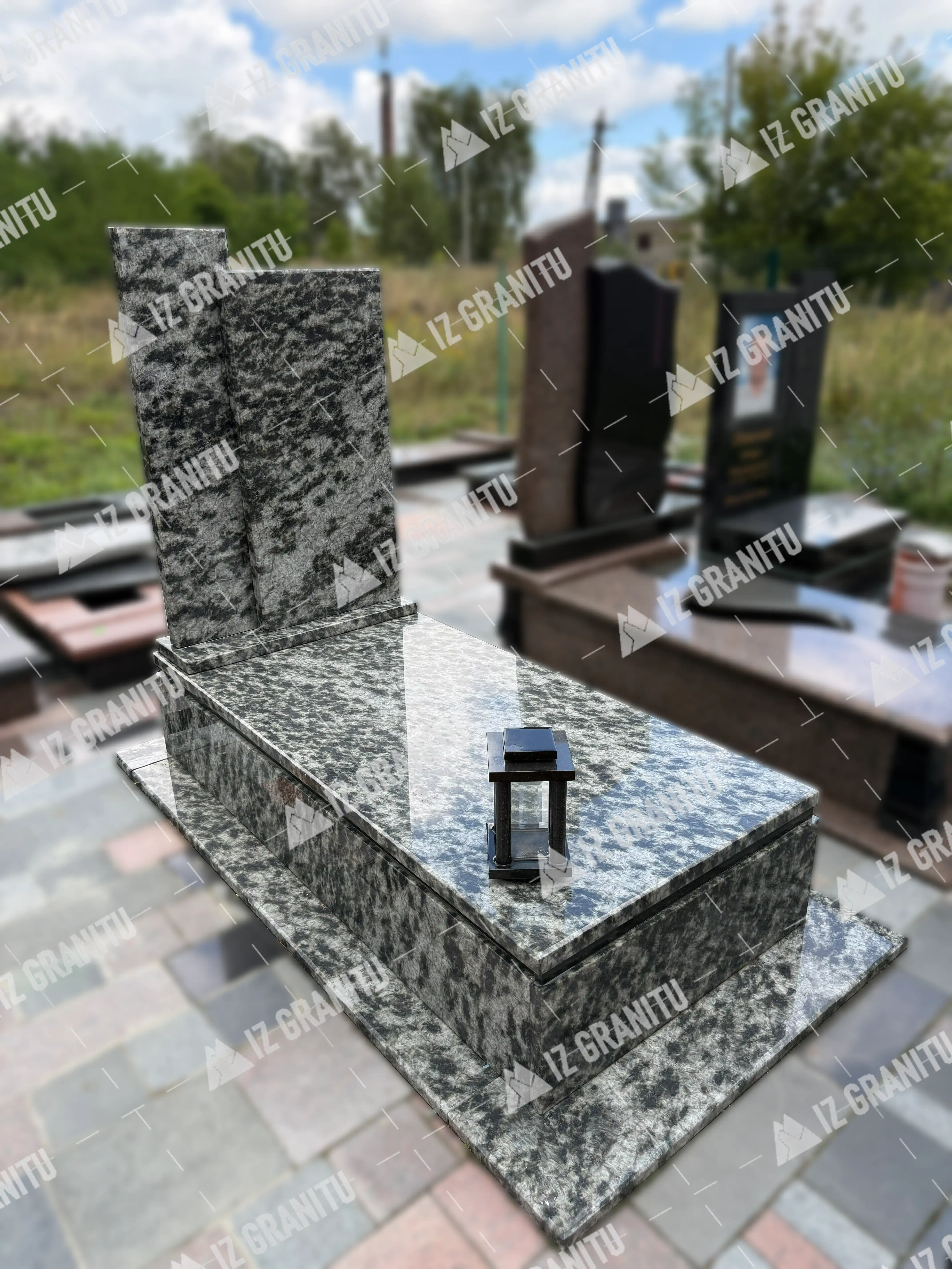 Одинарний пам'ятник 8